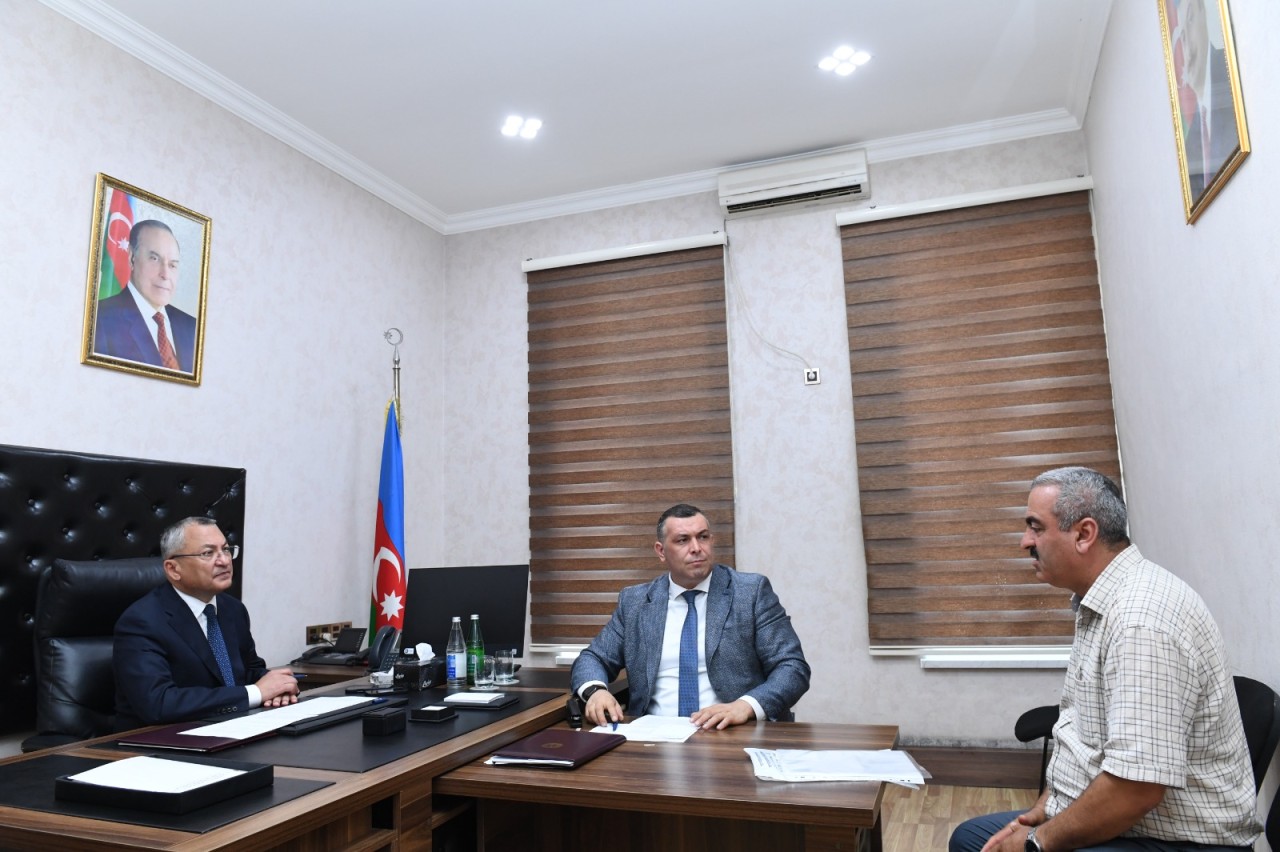 Rövşən Rzayev vətəndaşların suallarını cavablandırdı - FOTOLAR